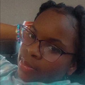 Meet your Posher, Dee